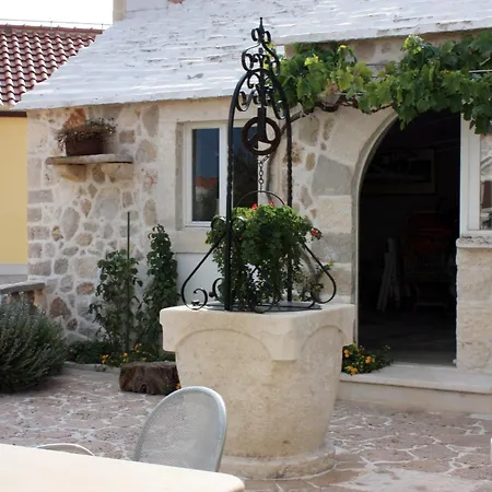 With A Parking Space Bol, Brac - 5642 * بول