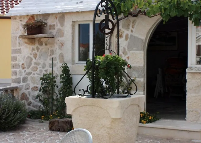 With A Parking Space Bol, Brac - 5642 * بول